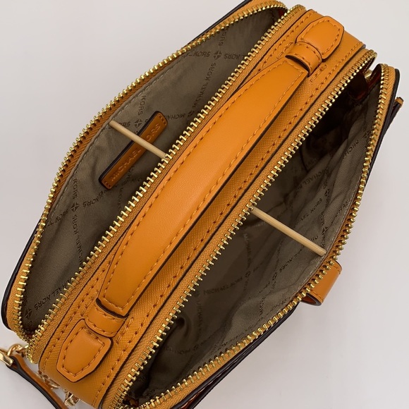 MICHAEL KORS JET SET ITEM MEDIUM DOUBLE ZIP PHONE XBODY HONEYCOMB COLOR
NWT - Picture 13 of 16